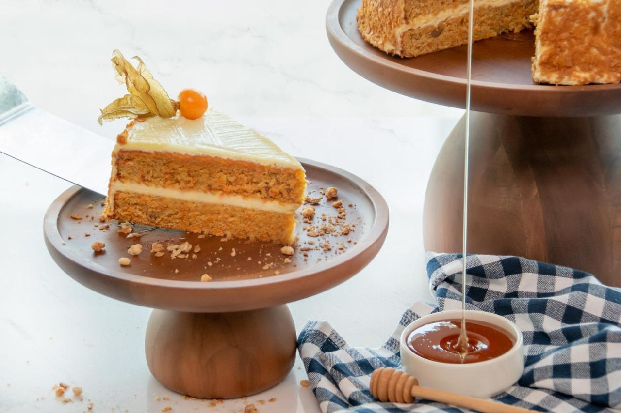 Swissotel Living Yidda Exterior foto Honey being drizzled over a cake