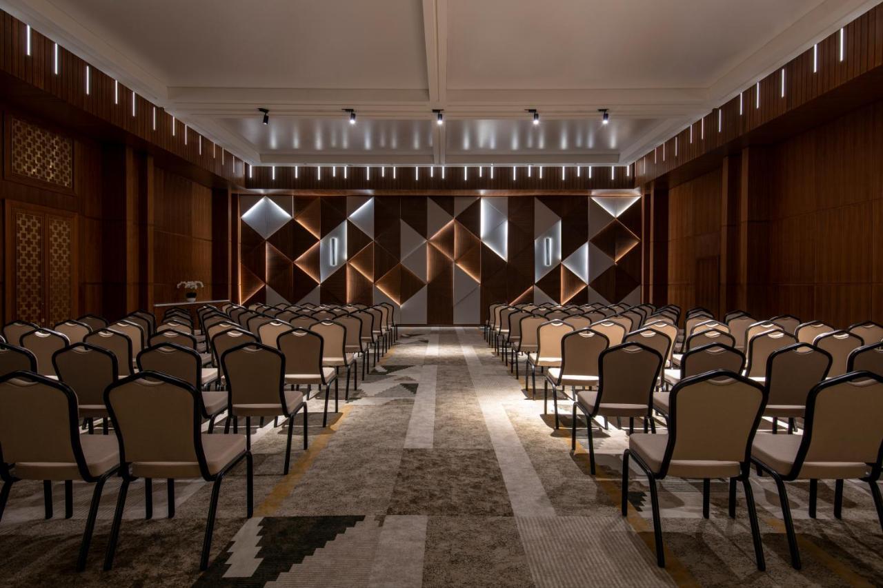 Swissotel Living Yidda Exterior foto The interior of the main conference hall