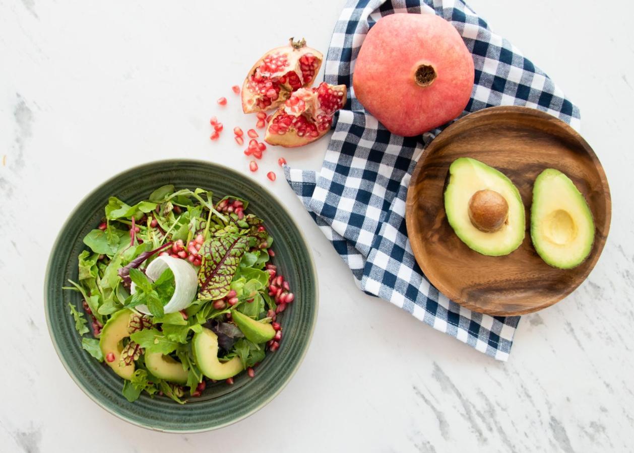 Swissotel Living Yidda Exterior foto A salad with pomegranate seeds