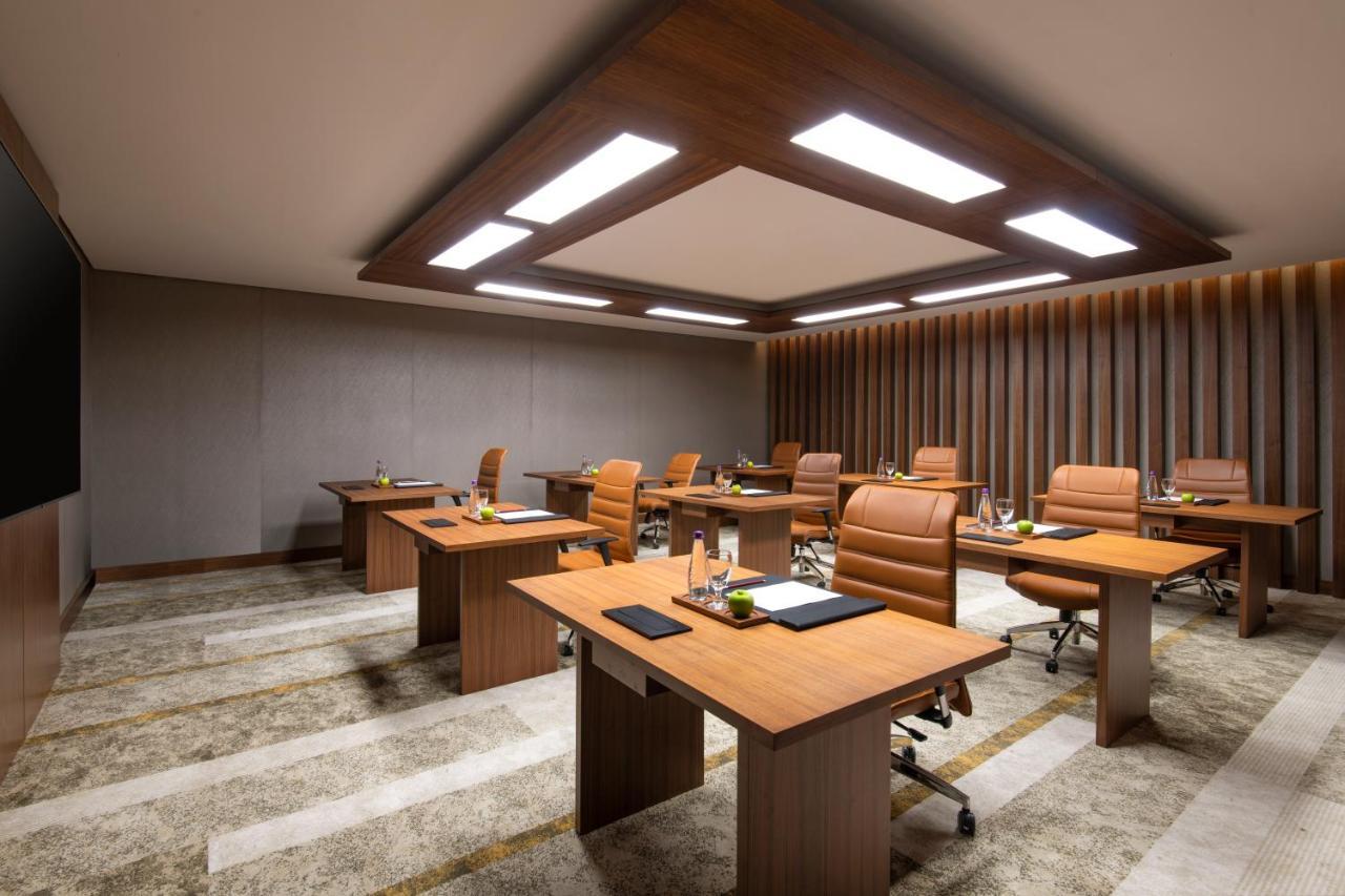 Swissotel Living Yidda Exterior foto Meeting room at the hotel