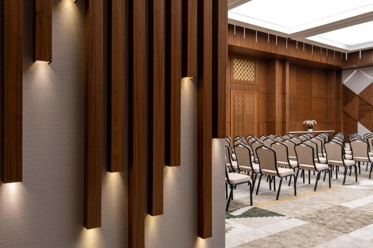 Swissotel Living Yidda Exterior foto The interior of the main conference hall