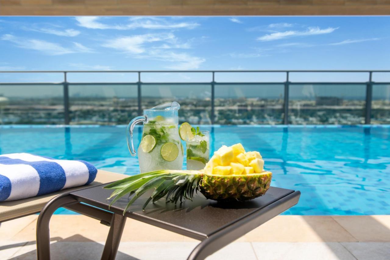 Swissotel Living Yidda Exterior foto The pool at the hotel