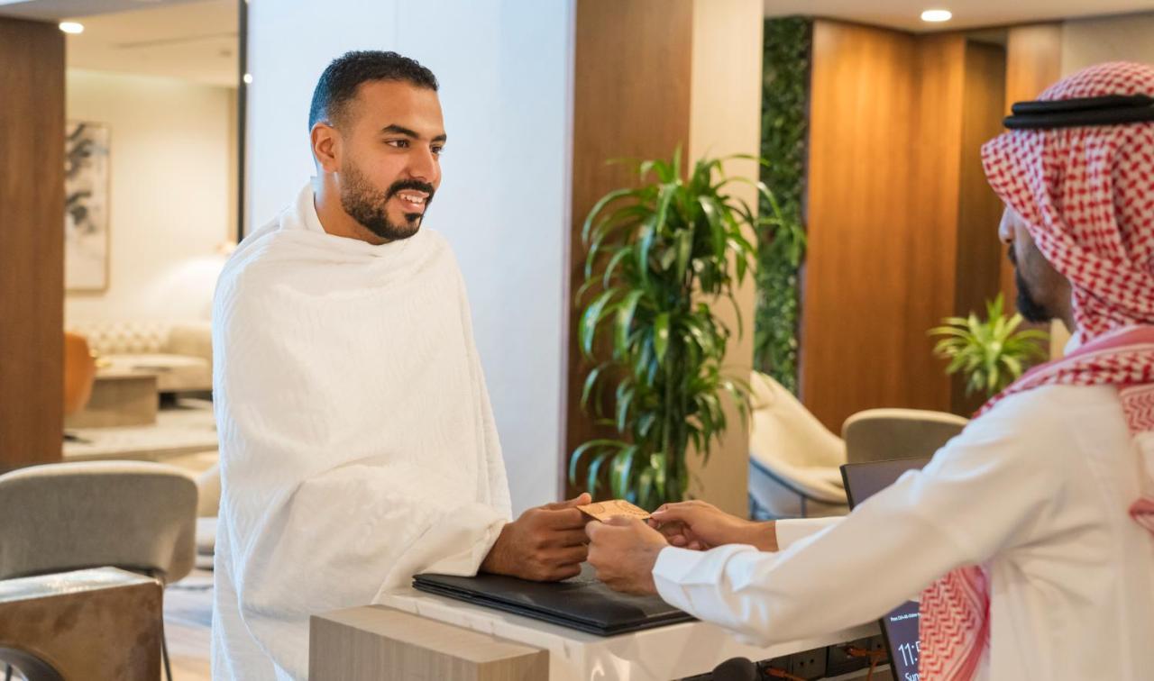 Swissotel Living Yidda Exterior foto A hotel receptionist