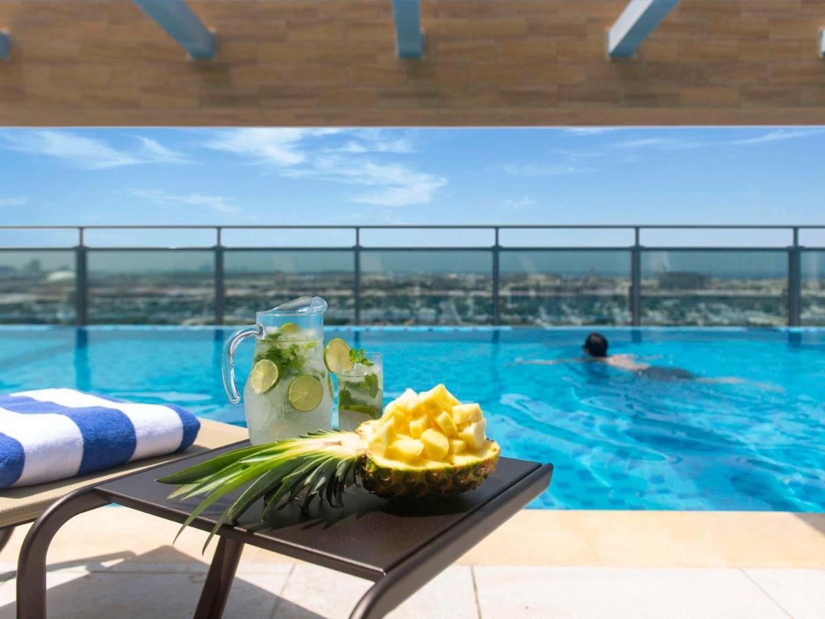 Swissotel Living Yidda Exterior foto The swimming pool at the hotel