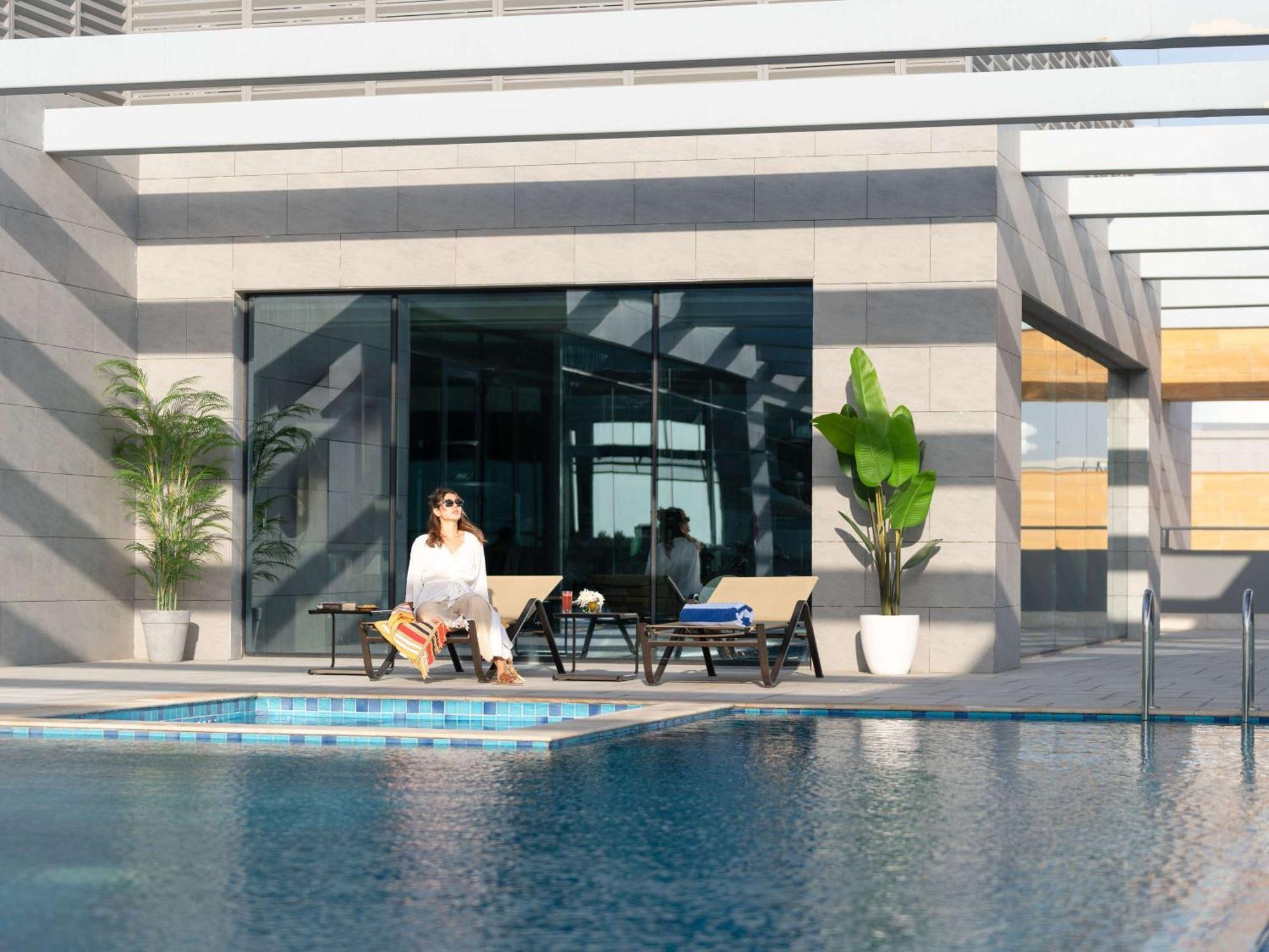 Swissotel Living Yidda Exterior foto The swimming pool at the hotel