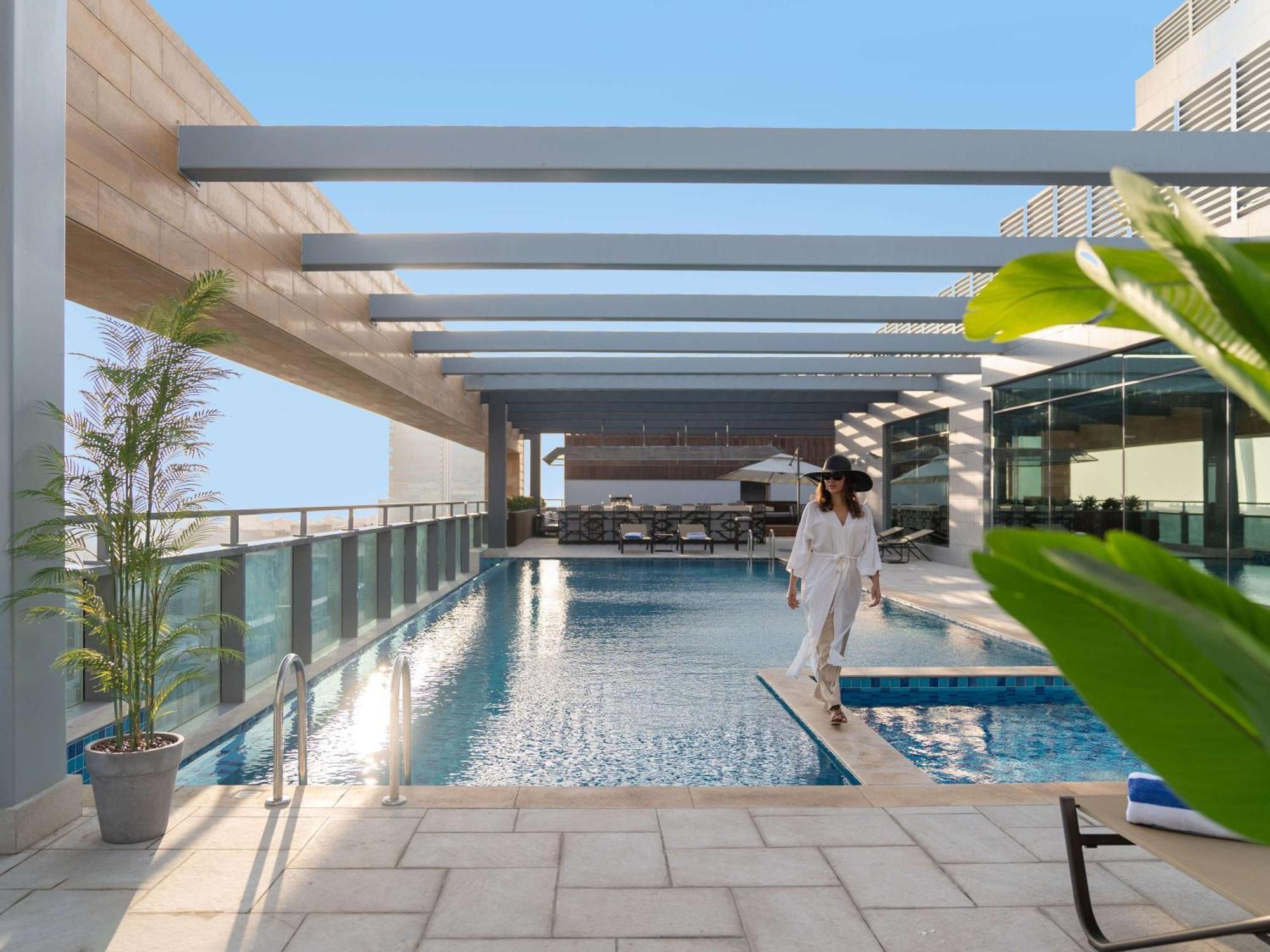 Swissotel Living Yidda Exterior foto The swimming pool at the hotel
