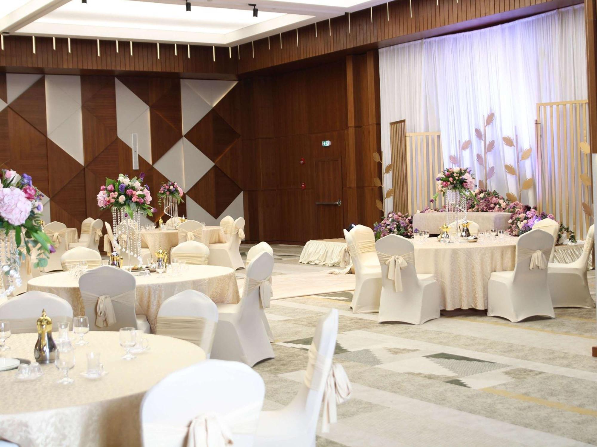 Swissotel Living Yidda Exterior foto A wedding reception at the Grand Ballroom