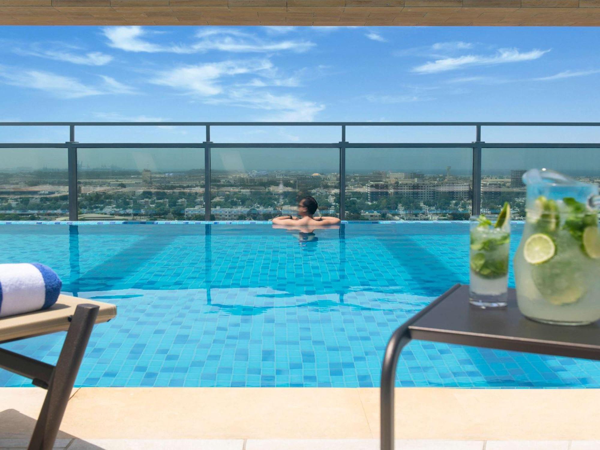 Swissotel Living Yidda Exterior foto The swimming pool at the hotel